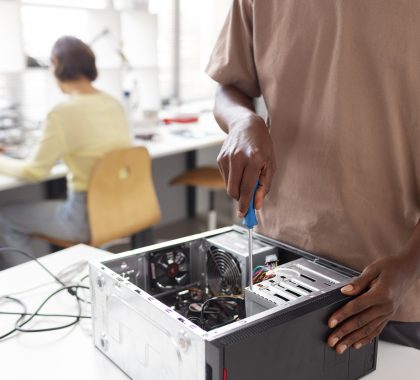 menschen reparieren computerchips